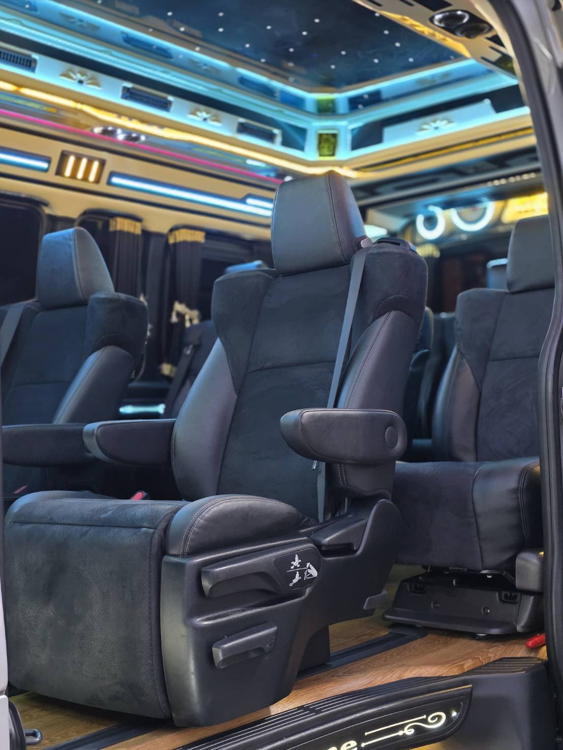 รถ SUV หรูพร้อมคนขับ